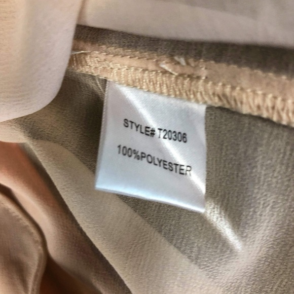 🎉Rehab Peach & Cream Butterfly Sleeve Top🎉 - Picture 5 of 6